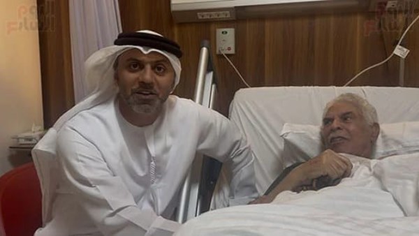 السفير حمد عبيد الزعابي في زيارة للكابتن حسن شحاته