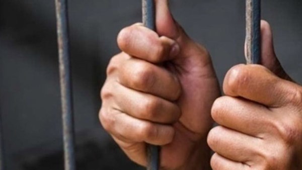 حبس عامل بأحد الكوافيرات