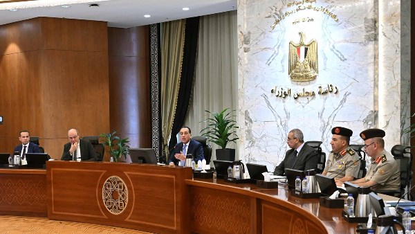 رئيس الوزراء يتابع خطط تطوير البنية التحتية وأنظمة التأمين بالمطارات المصرية