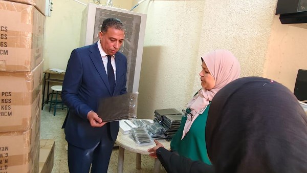 وكيل وزارة التعليم بالجيزة يتابع وصول أجهزة التابلت للمدارس