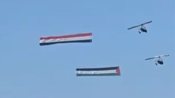 علم فلسطين يرفرف بجوار العلم المصري في سماء شرم الشيخ
