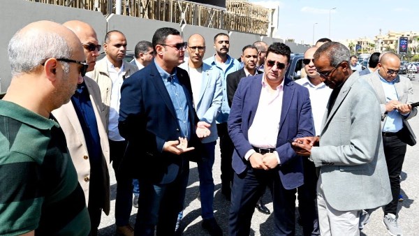 وزير الإسكان يتفقد تطوير الطرق والمحاور والميادين في القاهرة الجديدة