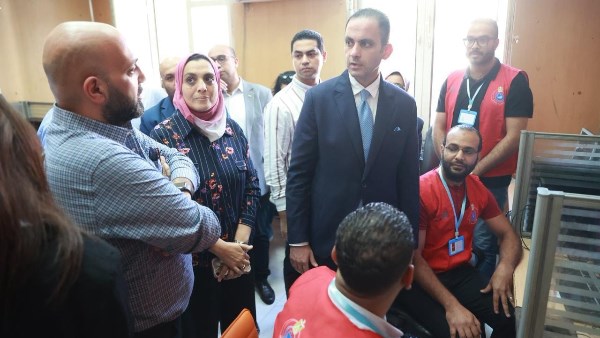 نائب وزير الصحة والسكان يتفقد غرفة الخط الساخن (137) 