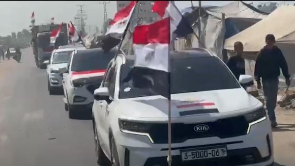 أهالي غزة يستقبلون قوافل المساعدات بفرح
