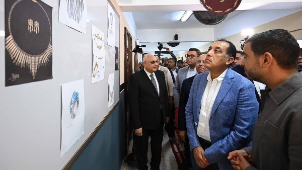 رئيس الوزراء يتفقد مدرسة "إيجيبت جولد" المتخصصة في صناعة الحلي والمجوهرات