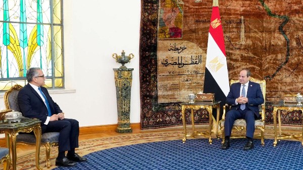 الرئيس السيسي يستقبل خالد العناني ويهنئه على فوزه بمنصب مدير اليونسكو