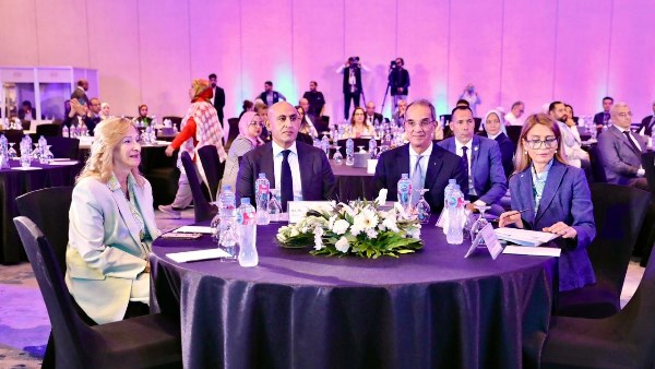 وزيرا التعليم والاتصالات يشهدان اعتماد إطار كفاءات الذكاء الاصطناعي للمعلمين