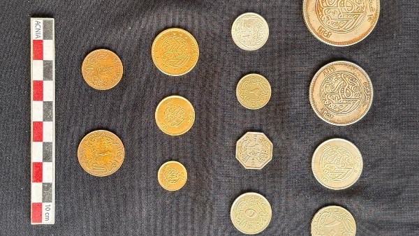 اكتشاف كبسولة رصاصية تاريخية نادرة تحتوي على عملات نادرة بالإسكندرية
