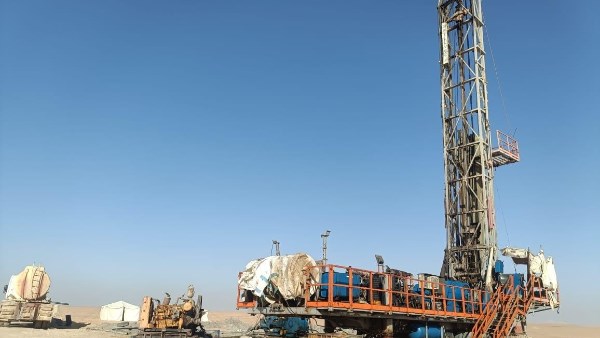 بحوث الصحراء تحفر بئرين جوفيين بالفرافرة لدعم الزراعة والأمن الغذائي