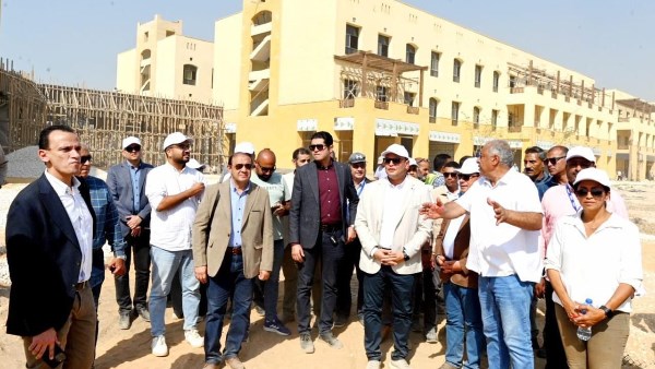 وزير الإسكان يتفقد مكونات مشروع حدائق "تلال الفسطاط"