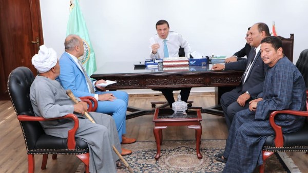 وزير الزراعة يستقبل عدد من الفلاحين ويستمع لمشاكلهم. وزير الزراعة يستقبل عدد من الفلاحين ويستمع لمشاكلهم.