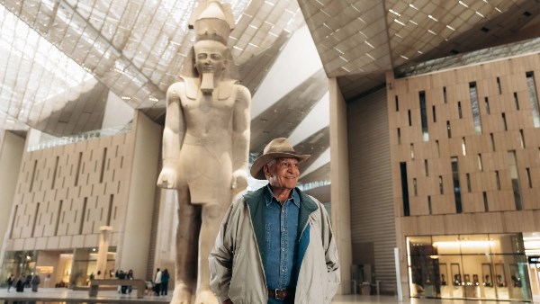 الدكتور زاهي حواس - عالم الآثار المصرية