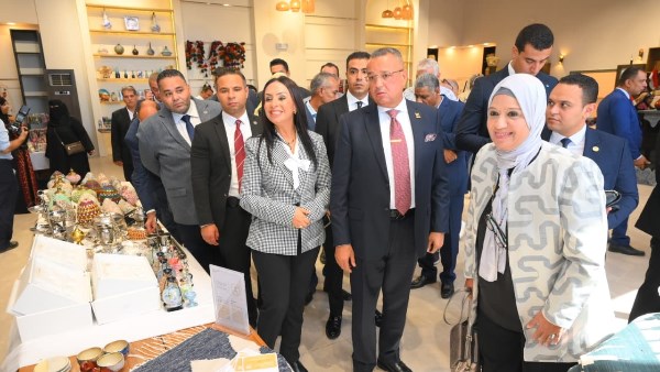 جانب من تفقد القرية التراثية جانب من تفقد القرية التراثية