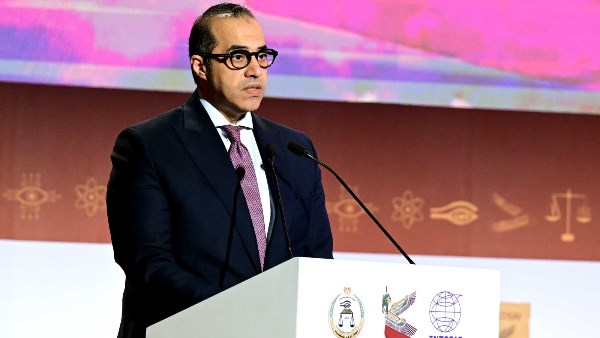 المستشار محمود فوزي وزير الشئون النيابية والقانونية المستشار محمود فوزي وزير الشئون النيابية والقانونية