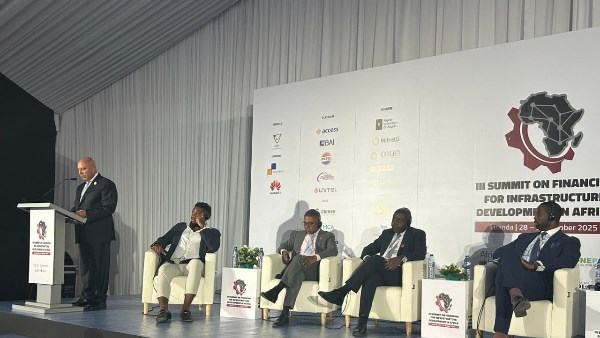 جانب من  فعاليات قمة لواندا