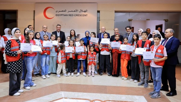 وزيرة التضامن الاجتماعي تسلم مجموعة من الأطفال الفلسطينيين شهادات اجتياز دورة "المنقذ الصغير"   وزيرة التضامن الاجتماعي تسلم مجموعة من الأطفال الفلسطينيين شهادات اجتياز دورة "المنقذ الصغير"