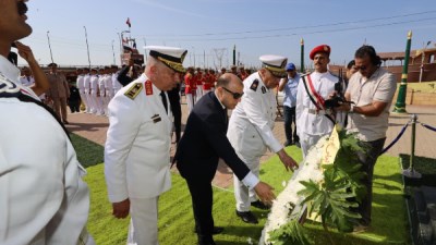 محافظ كفر الشيخ يضع اكليل الزهور علي شهداء معركة البرلس البحريه