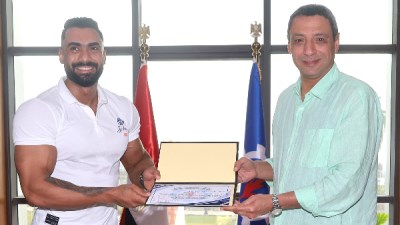 اثناء تكريم محافظ السويس لكابتن مايكل جمال وتسليمه الدرع 