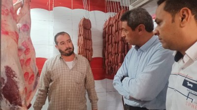 محافظ السويس في جوله تفقديه مفاجأة علي الاسواق لمتابعه الاسعار وضمان جودة المنتجات 