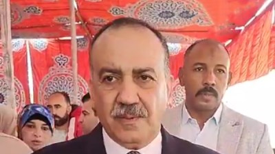 اللواء هشام أبو النصر محافظ أسيوط أثناء توزيع القافلة