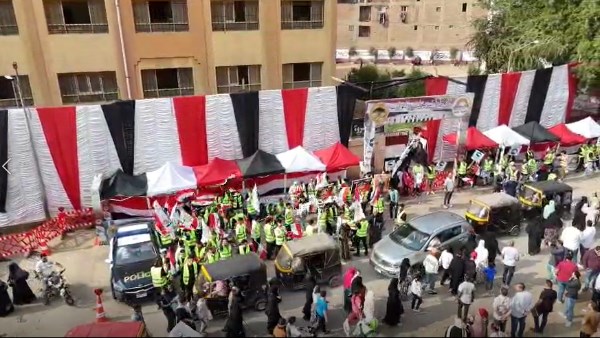 صور من أمام اللجان 