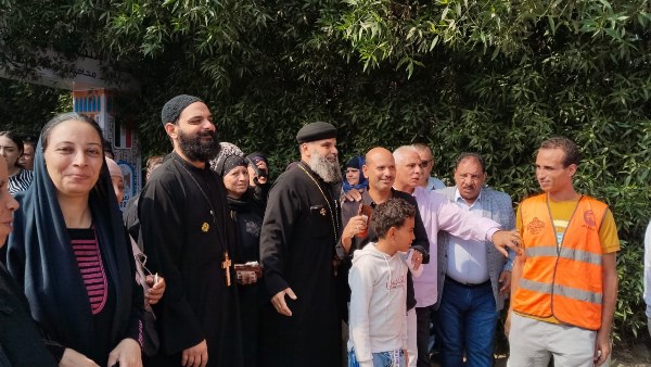 صور من أمام اللجان 