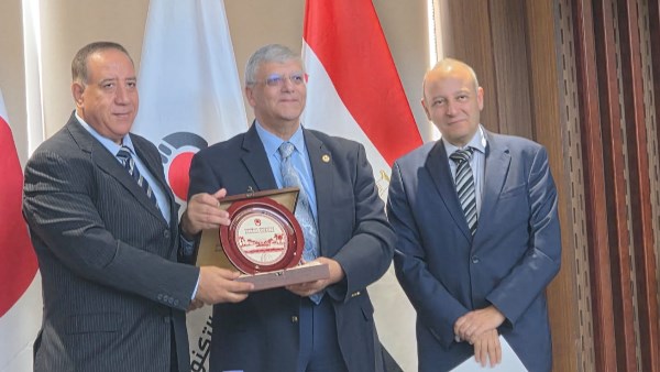 رئيس الجامعة اليابانية يكرم نقيب صحفيين الإسكندرية ويهدي درع الجامعة للنقيب وأعضاء المجلس