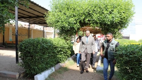 محافظ أسوان يتفقد اللجان الانتخابية