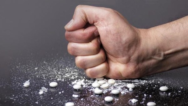 رئيس جامعة القاهرة يستعرض حملة التوعية ضد المخدرات التي نظمتها الجامعة