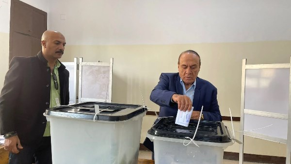 اللواء سمير فرج يدلي بصوته في ثاني أيام المرحلة الثانية من انتخابات مجلس النواب