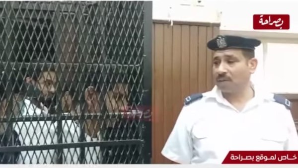 المتهم داخل القفص 