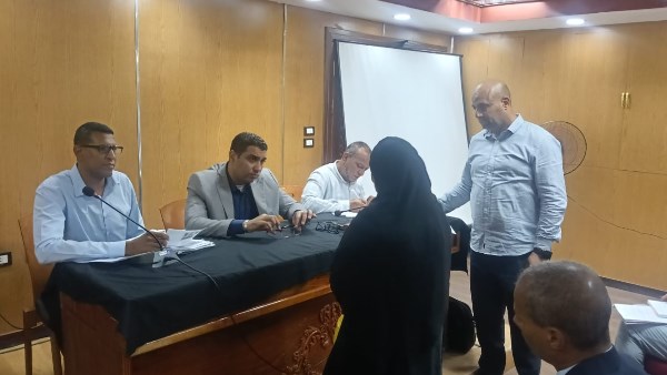 نائب محافظ الأقصر يبحث شكاوى المواطنين 