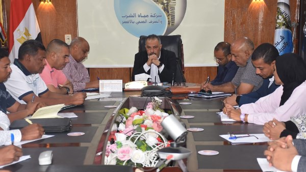 رئيس مياه الشرب بالاقصر يتابع سير العمل 