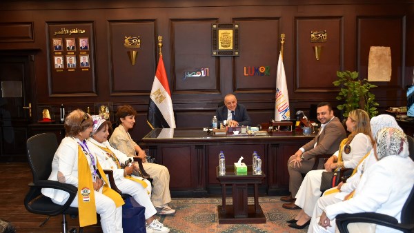 محافظ الأقصر يستقبل وفد نادى لوينز بالإسكندرية 