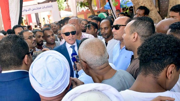 محافظ الأقصر يتفقد اللجان الانتخابية 