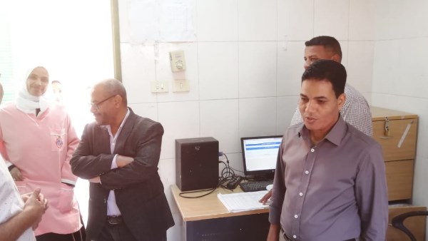 وكيل وزارة الصحة بالاقصر يتفقد القافلة الطبية 