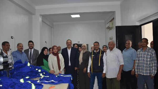 رئيس شركة مياه الشرب بالاقصر يتابع ورشة تصنيع الملابس 