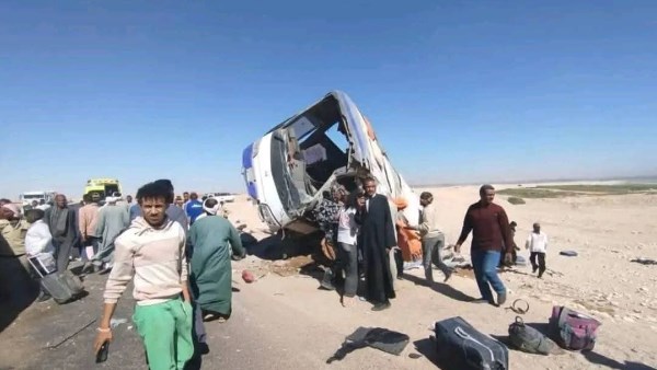 انقلاب أتوبيس بالطريق الصحراوي الغربي بإسنا 