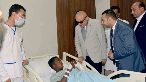 محافظ الأقصر يزور المصابين في حادث انقلاب أتوبيس 