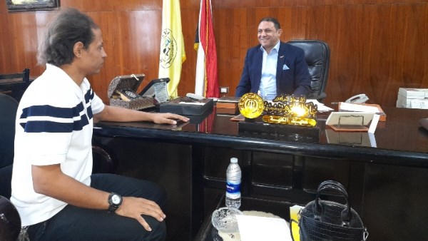 محرر بصراحة محمود العميد مع الدكتور عادل عميد كلية الحقوق