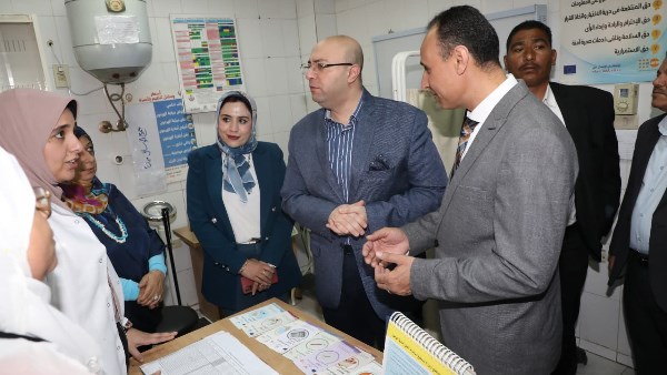 أثناء زيارة وتفقد المحافظ للوحدة الصحية