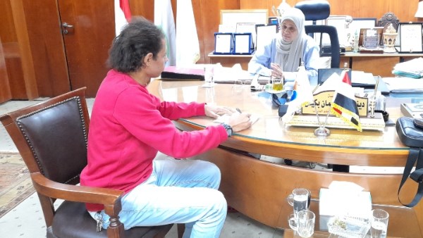 الزميل محمود العميد أثناء لقاء المهندسة دينا رئيس شركة مياه بني سويف