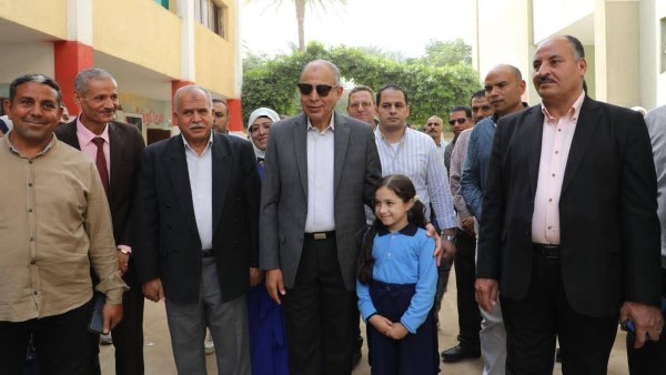 جولة مفاجئة للمحافظ داخل مدرسة في سمالوط.. وتوجيه عاجل لإنهاء مشكلة الصرف الصحي 