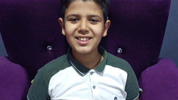 طالب يرجع قطعة ذهبية  "غالية الثمن " لأصحابها