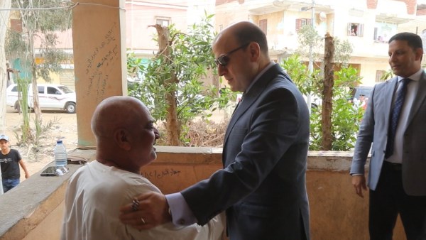 اللواء دكتور علاء عبد المعطي يزور أحد المواطنين المرضى بمنزله