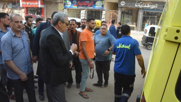 محافظ الغربية أثناء توقفه للاطمئنان على مصابي حادث سير 