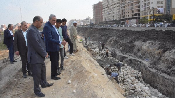 محافظ الغربية اثناء متابعة أعمال تطوير الكورنيش
