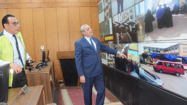 محافظ الغربية أثناء متابعة الانتخابات 