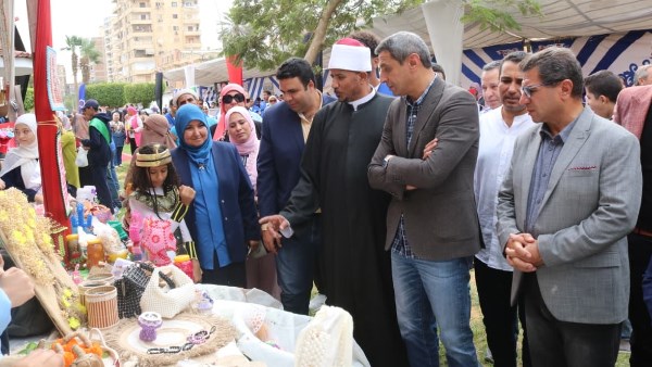 اثناء زيارة محافظ السويس لمعرض الطالب المنتج