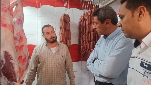 محافظ السويس في جوله تفقديه مفاجأة علي الاسواق لمتابعه الاسعار وضمان جودة المنتجات 